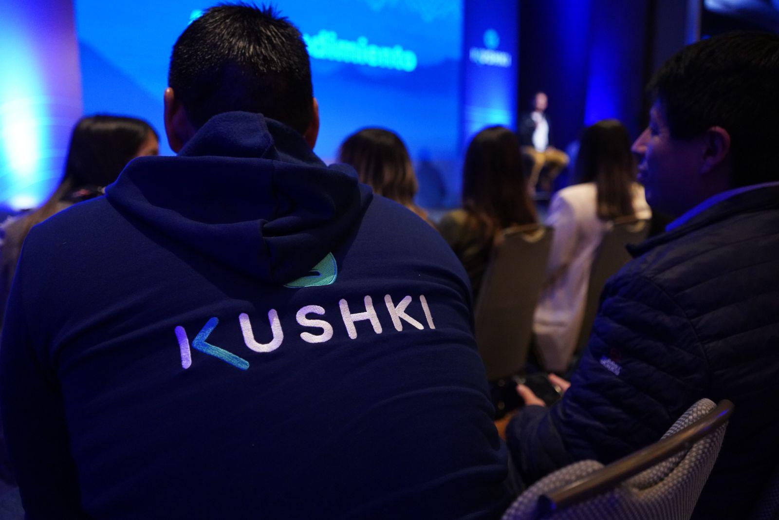 Asistente en evento Kushki