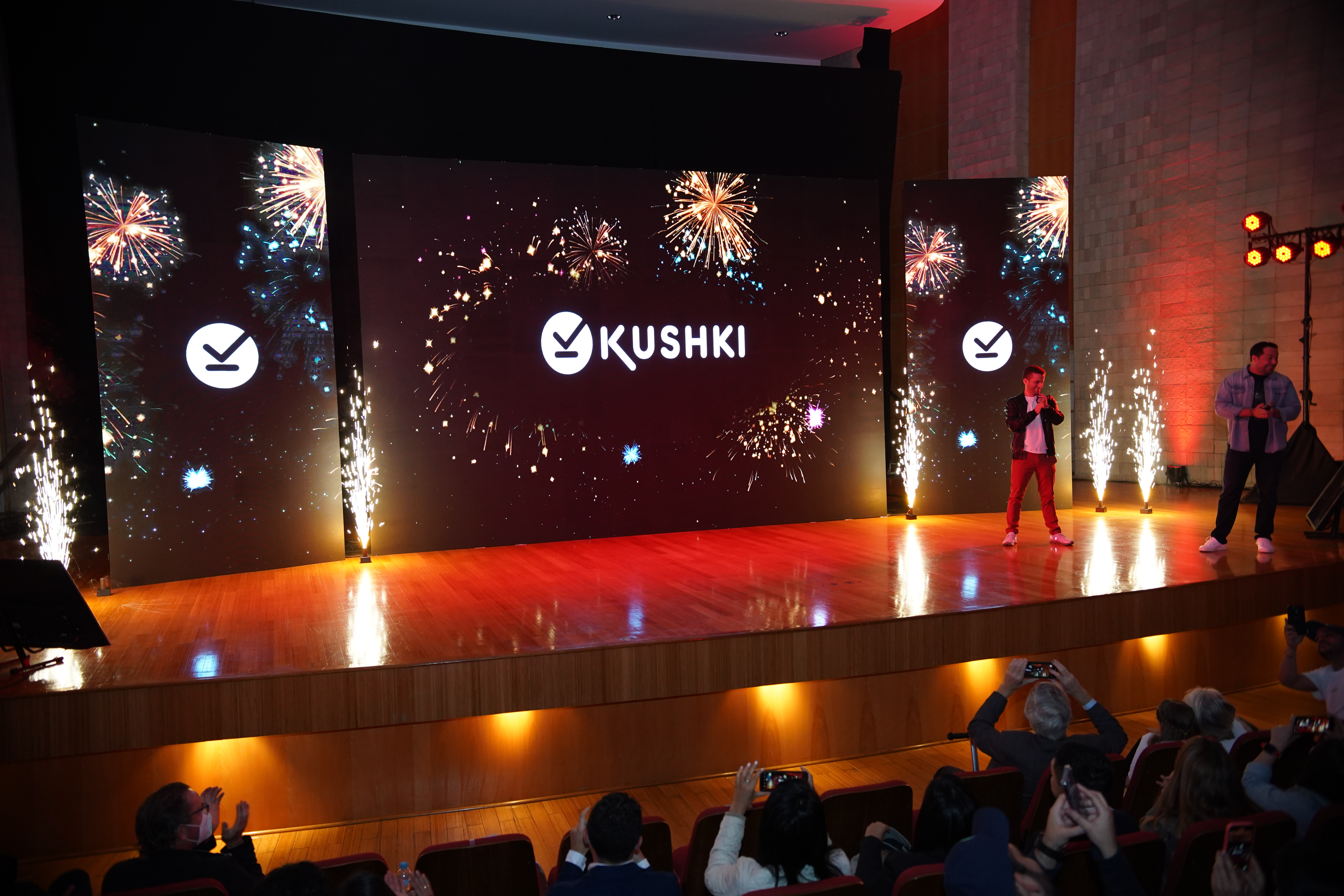 Anuncio de Kushki en escenario